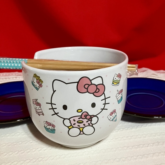 Hello Kitty Noodle Bowl with Chopsticks & Plates - Picture 1 of 5